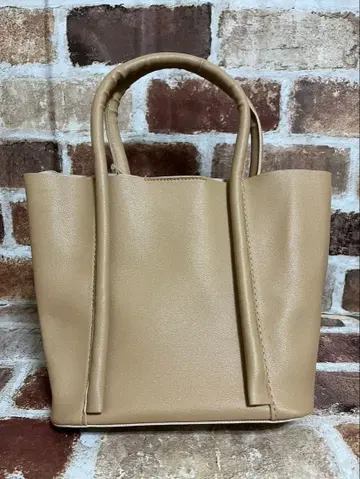 베이지 합성 피혁 토트백