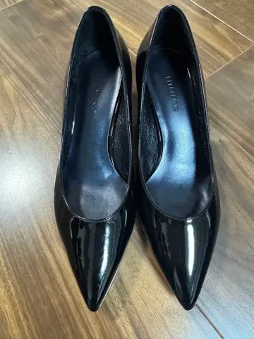 히미코 에나멜 블랙 스틸레토 펌프스 낮은 힐