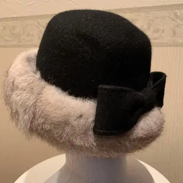 리본 포함 블랙 펠트 햇 그레이 퍼