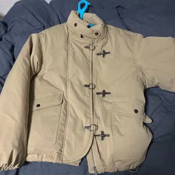 베이지 다운 자켓 프론트 버튼