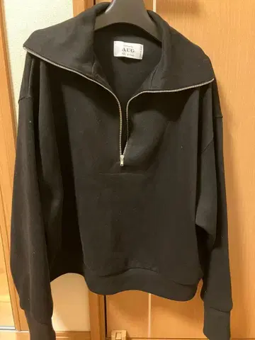 이번 시즌 신상 미사용 새상품 AUG 하프 지퍼 맨투맨