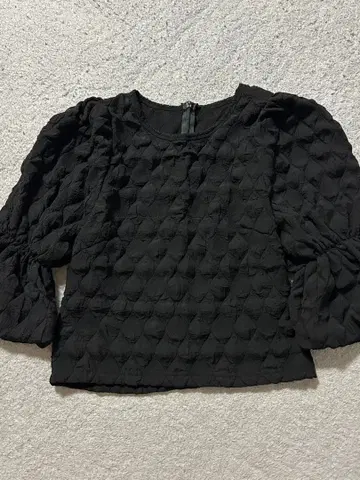 블랙 퀼팅 퍼프 슬리브 상의