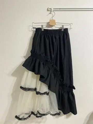 비대칭 튤 프릴 스커트