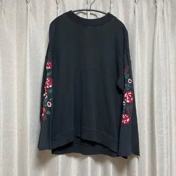 W closet 꽃무늬 자수 맨투맨 (트레이닝복)