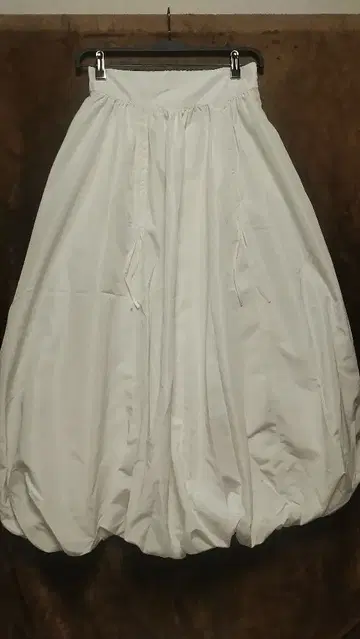 지나시스 화이트 벌룬 스커트