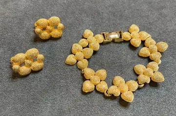 골드 꽃 모티브 팔찌와 귀찌 세트