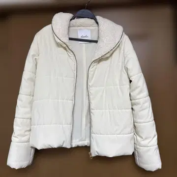 dazzlin 화이트 다운 자켓