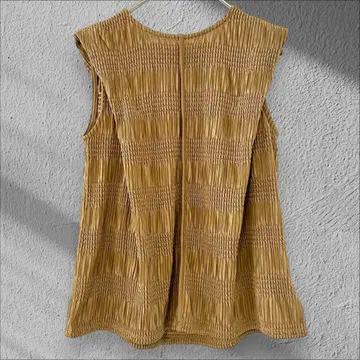 헤윰 셔링 파이핑 컷 티셔츠 슬리브리스 센터 턱