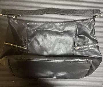 블랙 가죽 숄더백 지퍼 포켓 부착