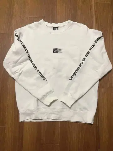 NEWERA 화이트 프린트 맨투맨