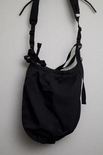 나일론 소재 블랙 토트백