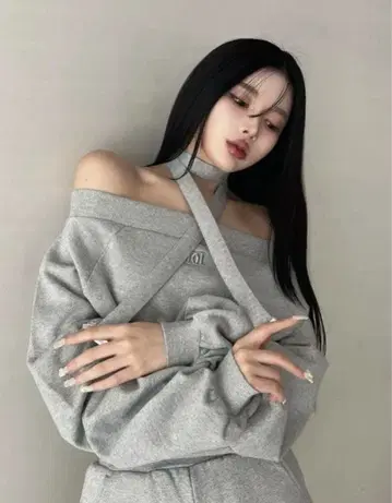 Darich 오프숄더 라메 맨투맨 상의