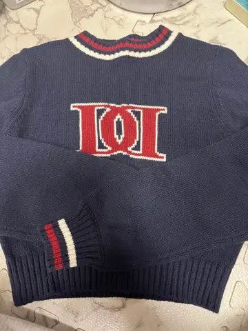 다리치 네이비 로고 니트 스웨터