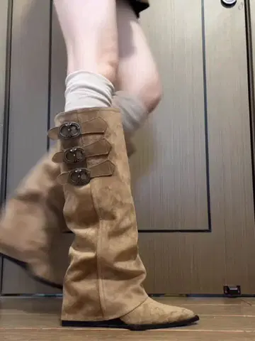 베이지 스웨이드풍 버클 롱 부츠