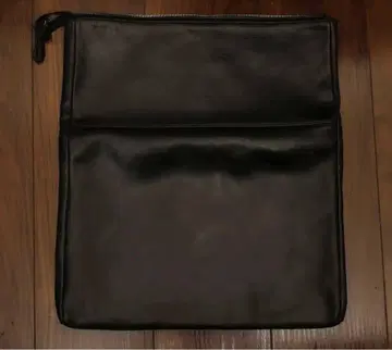 블랙 가죽 A4 대응 클러치백