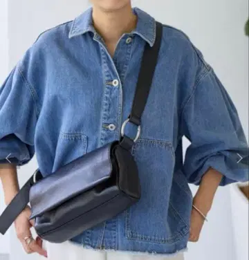 [ 새상품 ] BEARDSLEY 가죽 바디백