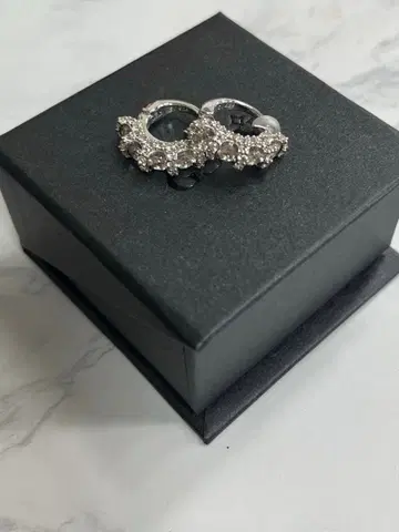 GSTV 크리스탈 장식 실버 귀찌