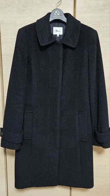 퍼 달린 블랙 테일러드 자켓