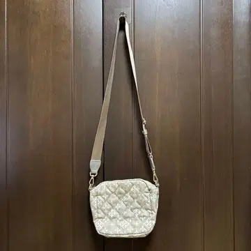 러셋 베이지 퀼팅 숄더백