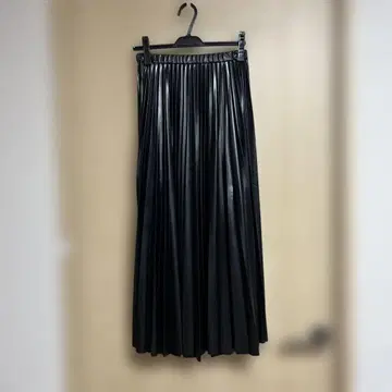 UNITED ARROWS 블랙 인조 가죽 플리츠 스커트