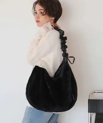 블랙 퍼 숄더백