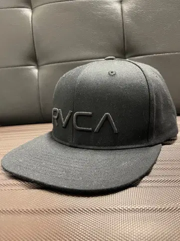 [ 즉시 구매 ] 새상품급 RVCA 블랙 스냅백 캡