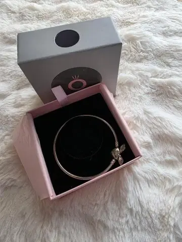 PANDORA 실버 뱅글 하트와 깃털 모티브