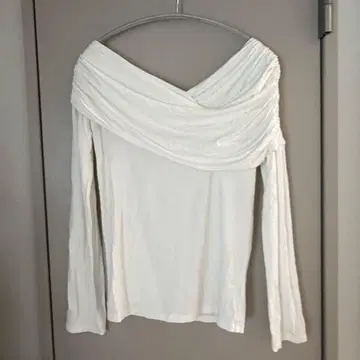 노블 오프숄더 티셔츠