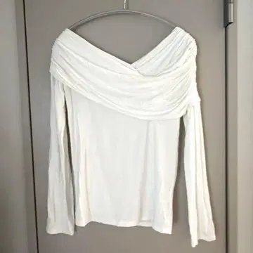 노블 오프숄더 티셔츠