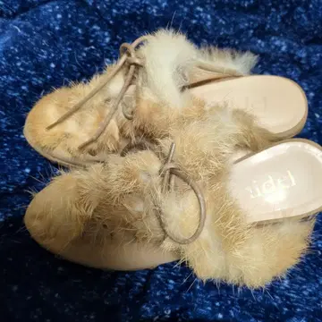 스나이델 베이지 퍼 샌들