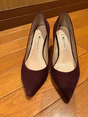 DIANA 브라운 스웨이드 펌프스