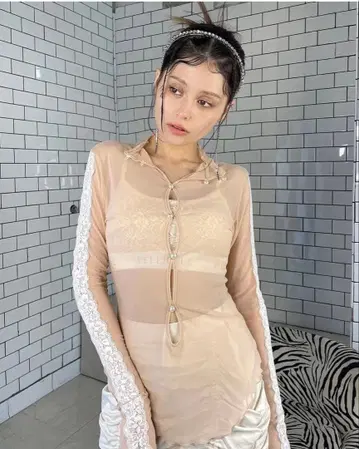 PELLICULE 페리큐르 펄 버튼 레이스 시어 상의