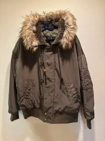 퍼 달린 올리브 그린 밀리터리 자켓