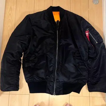 Alpha Industries 블랙 MA-1 자켓