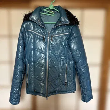 파란 퍼가 달린 자켓