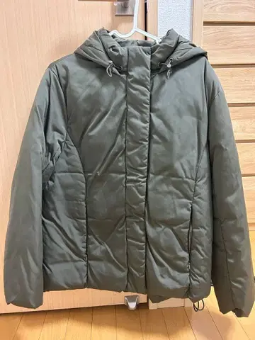 카키 후드 부착 다운 자켓