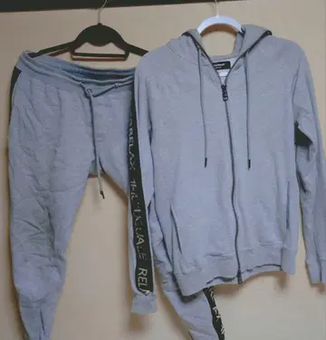 1 piu 1 uguale 3 그레이 맨투맨 셋업