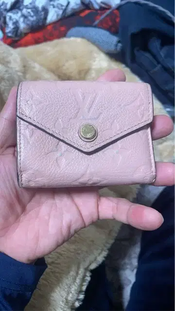 핑크 가죽 3단 폴더형 지갑 V 로고