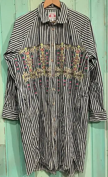 [ 티티카카 ] 스트라이프 자수 셔츠 원피스