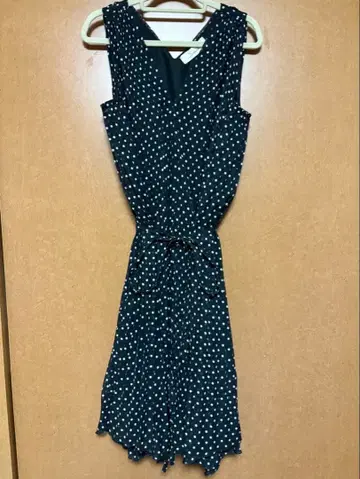 스나이델 도트 무늬 슬리브리스 원피스