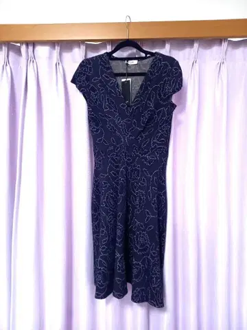 EGERIE 네이비 꽃무늬 원피스