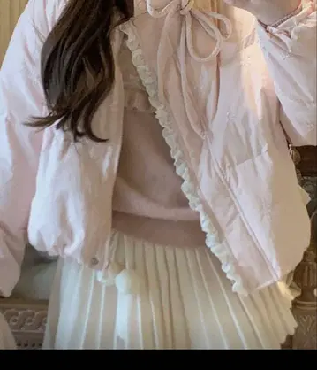 프릴 달린 핑크 다운 자켓 리본
