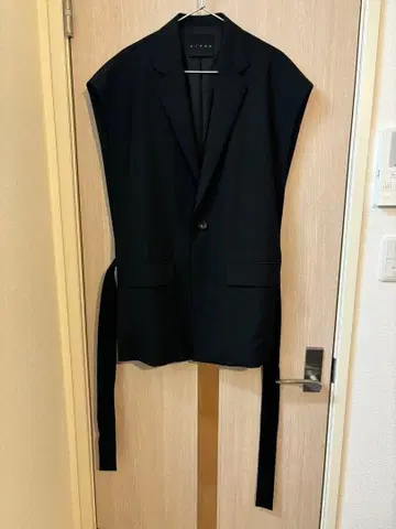 CINOH 블랙 슬리브리스 자켓