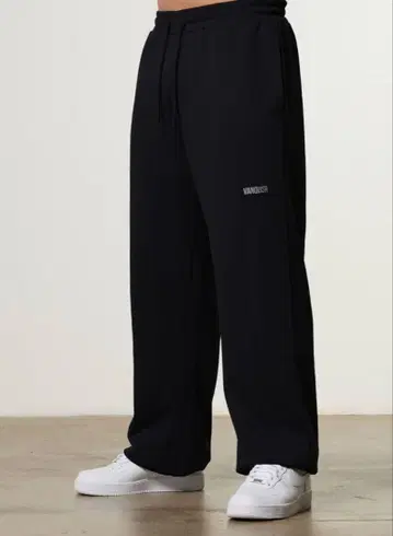 VANQUISH BLACK STRAIGHT LEG SWEATPANTS
