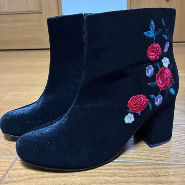 완판템 [ WEGO ] Dukkah 듀카 장미 자수 벨로아 부츠 M