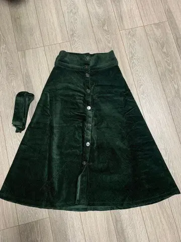 ZARA 다크 그린 코듀로이 플레어 스커트