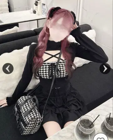 HONEY MEW 하운드투스 체크 패턴 하이넥 앙상블 상의 블랙