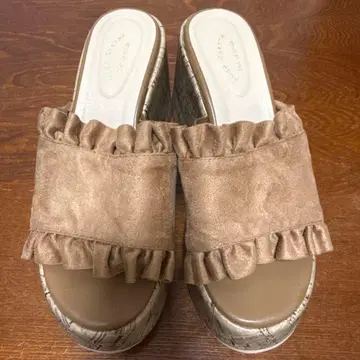 브라운 프릴 샌들