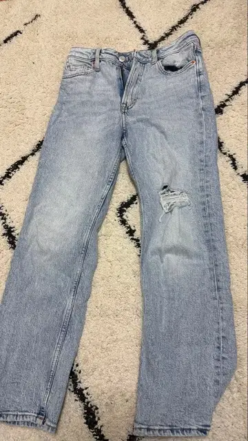 데미지 가공 라이트 블루 데님 팬츠