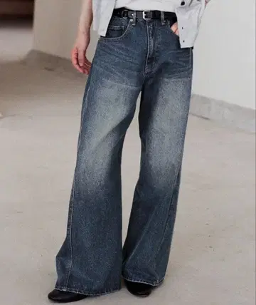 CURVED FLARE BAGGY DENIM